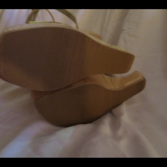 Cut out wedge/heel gold leather.  6inch height - Picture 3 of 4