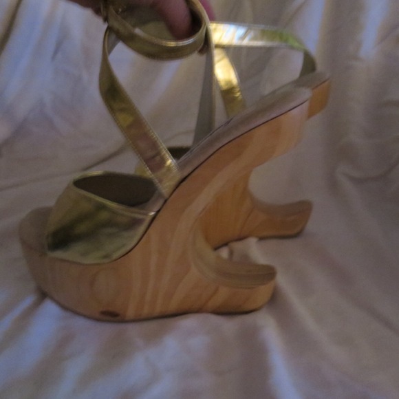 Cut out wedge/heel gold leather.  6inch height - Picture 4 of 4