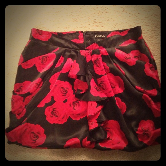 Bebe silk rose mini skirt