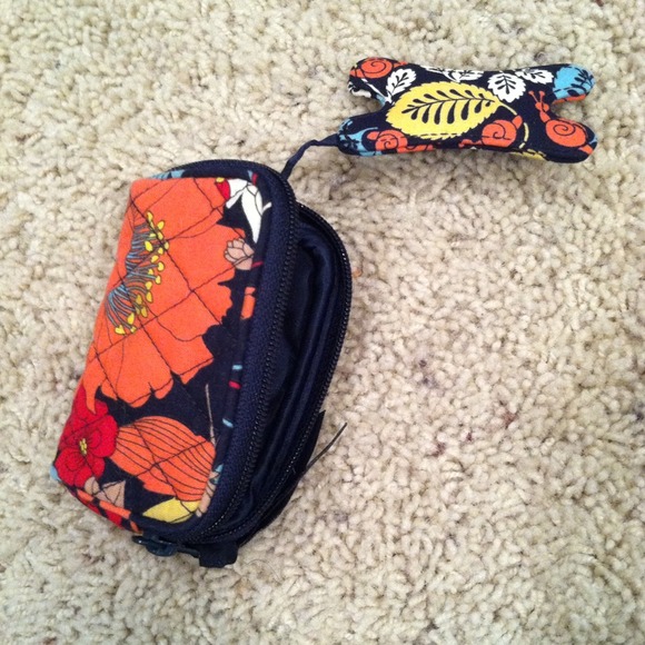 Vera Bradley earbud holder in Happy Snails