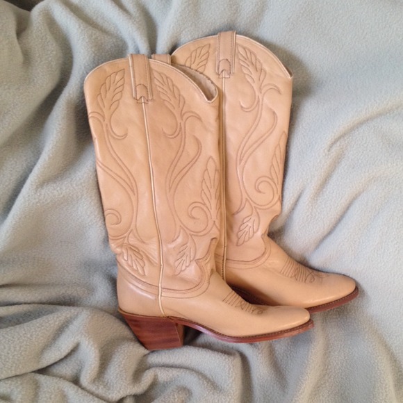Vintage cream cow boy boots!!!
