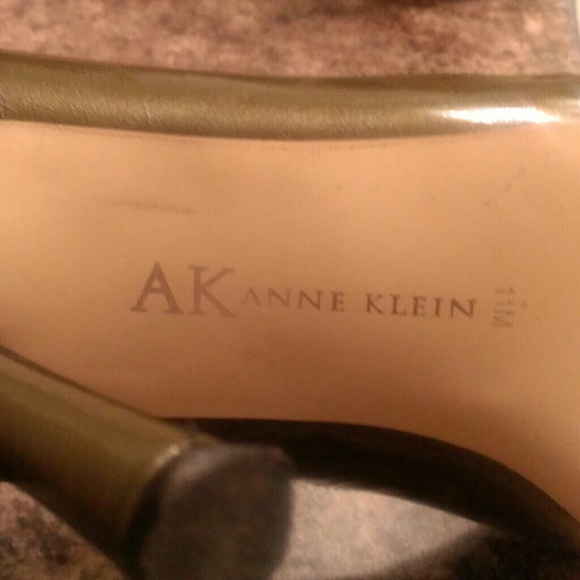 Anne Klein peep toe pump