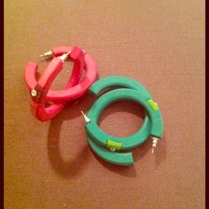 Color blocking done well with turquoise & plum