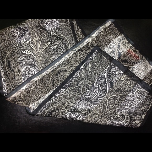 !!!SOLD!!!   B&W Patterned Scarf - Picture 2 of 3