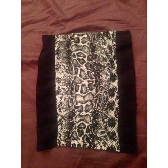 Snake print fitted skirt!🐍