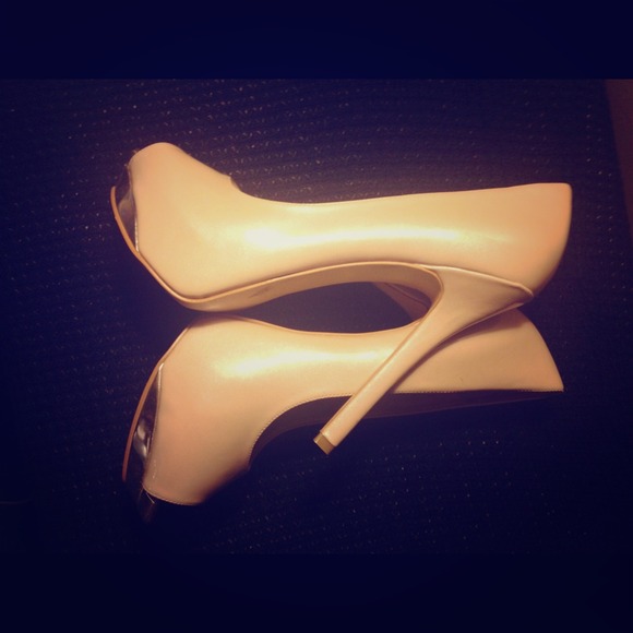 REDUCED! Enzo Angiolini nude gold peep toe!