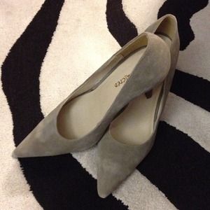 ‼️PRICE CUT🌟Light brown/taupe suede material pump