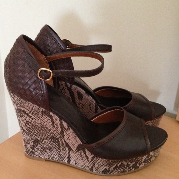🎉Sale🌟Banana Republic Wedge shoes