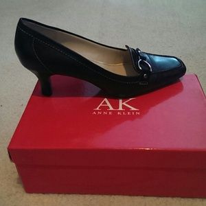 Ann Klein black pumps