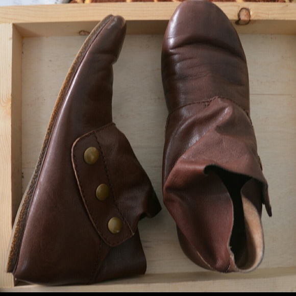 Peter pan style short boots