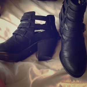 Black Guess ankle boots RESERVED