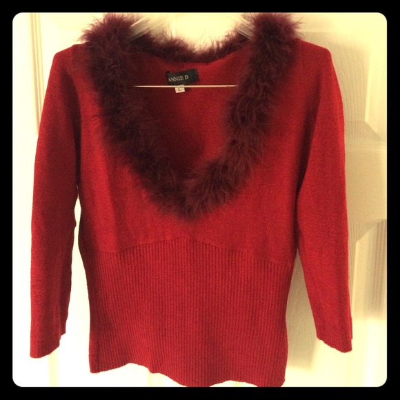 Gorgeous & Sexy V-neck sweater with feather trim