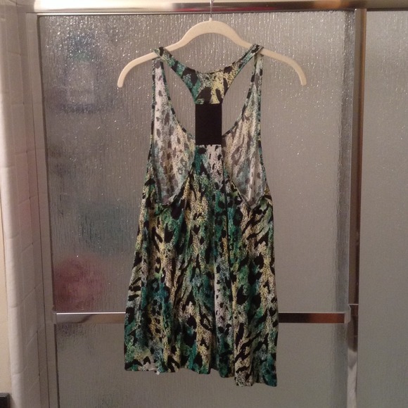 ❌SOLD❌ Green Animal Print Top - Picture 2 of 2