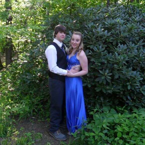 Beautiful prom dress - Picture 3 of 3