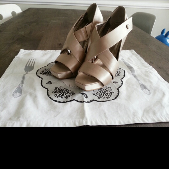 Reduced price-Stevemadden Champagne Satin shoes