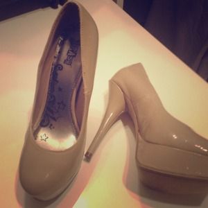 😍reduced😘Cream platform high heels