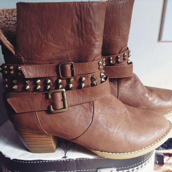 🚫🚫 SOLD 🚫🚫 Brown Boots - Picture 2 of 4