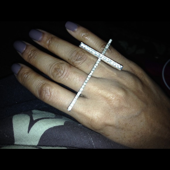 Double finger cross ring