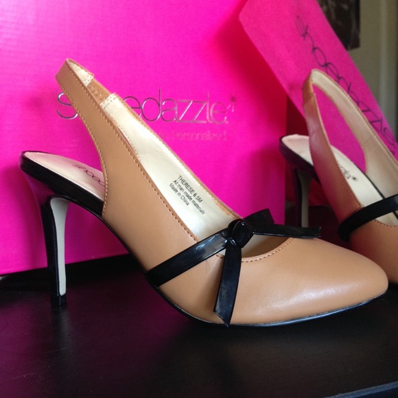 NIB tan heels with a cute black bow - Picture 2 of 4