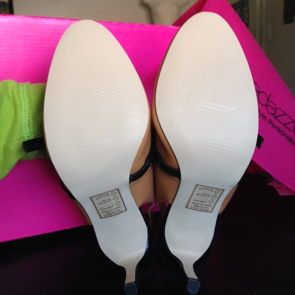 NIB tan heels with a cute black bow - Picture 4 of 4