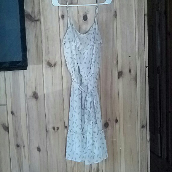 Creme colored Feather dress with belt. - Picture 1 of 4