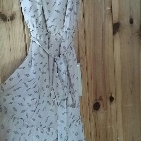 Creme colored Feather dress with belt. - Picture 2 of 4