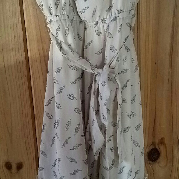 Creme colored Feather dress with belt. - Picture 3 of 4