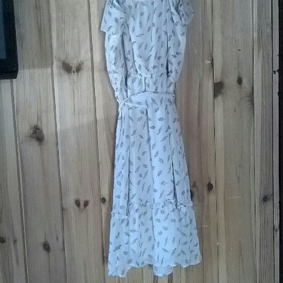 Creme colored Feather dress with belt. - Picture 4 of 4