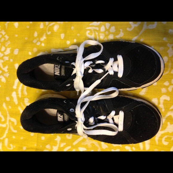 Black nike running shoes