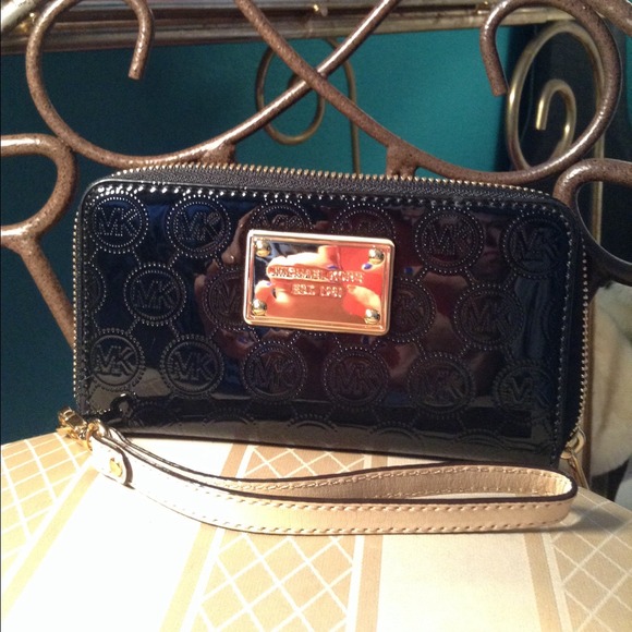 Micheal Kors wristlet NWOT