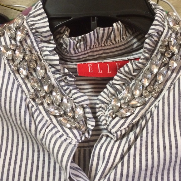 Elle button up top