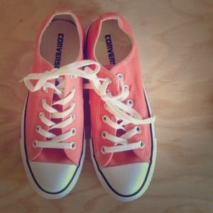 Dark pink barely worn CONVERSE Allstar sneaks