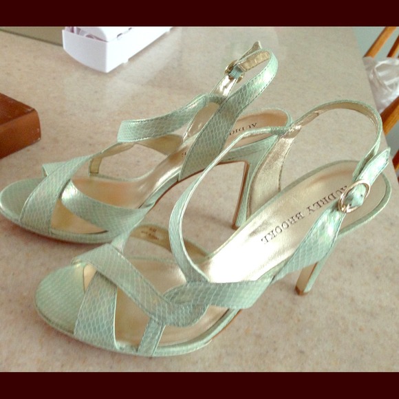 Size 9.5 Mint Snake Skin Heels