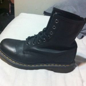 Hardly worn. Dr martens. Matte black
