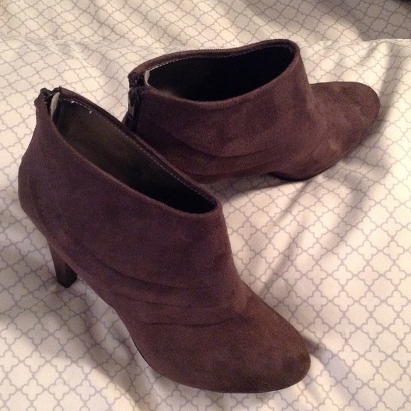 Mossimo grey suede-like booties size 8.5 SOLD
