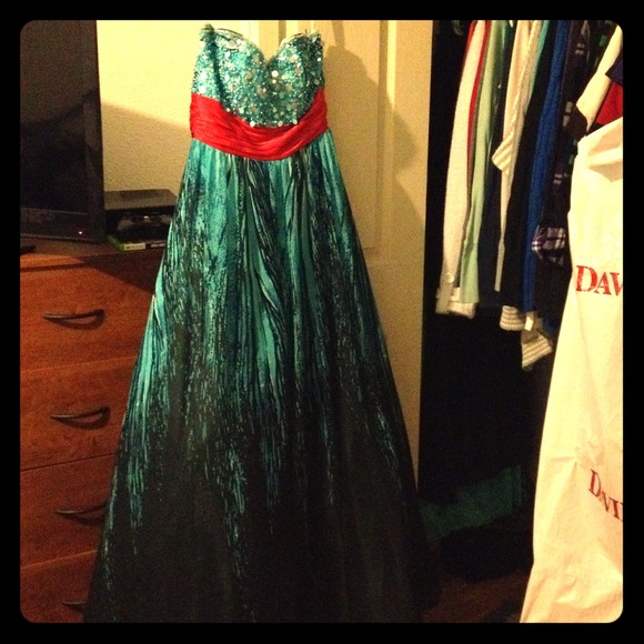Prom dress - Picture 1 of 4