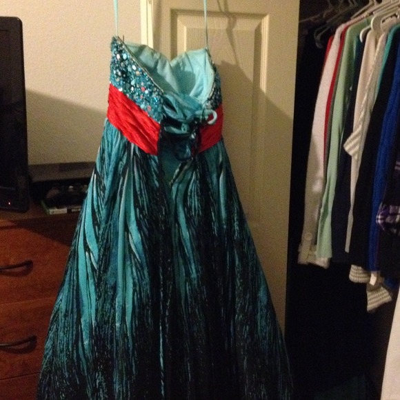Prom dress - Picture 2 of 4