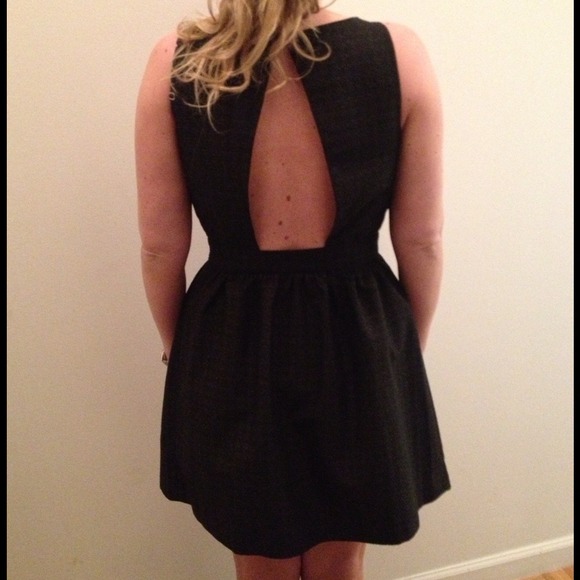 Cooperative dress with hints of gold