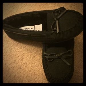 ⛔️HOLD⛔️Black furry moccasins! Brand new!