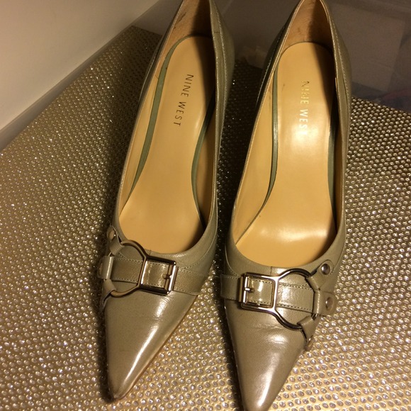 Nine West Army Green Pump w/ gold accent