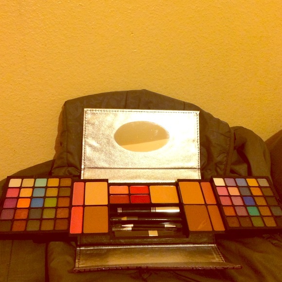 ❤️Make-up kit❤️FREE with purchase of MK BAG