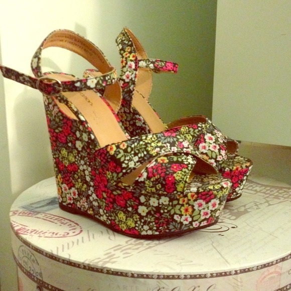 Floral wedges!