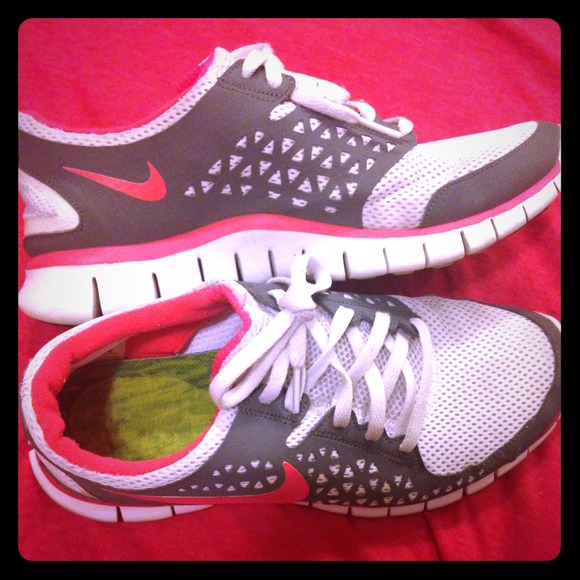 Nike free runs : pink, grey & white