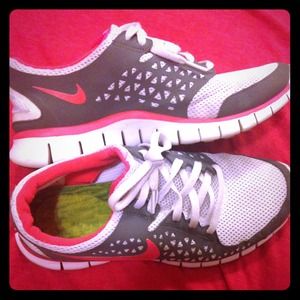 Nike free runs : pink, grey & white