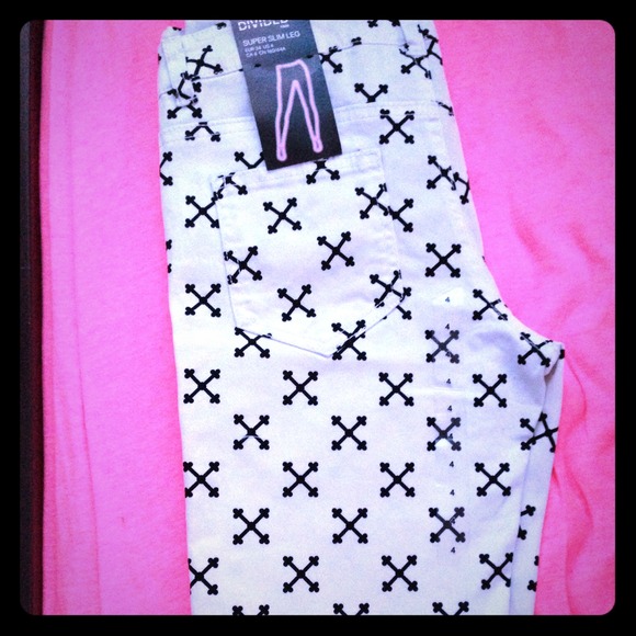 ✨Sold✨ White jeans w| design