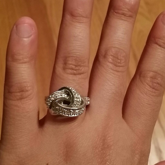 Diamond like knotted ring