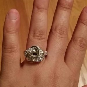 Diamond like knotted ring