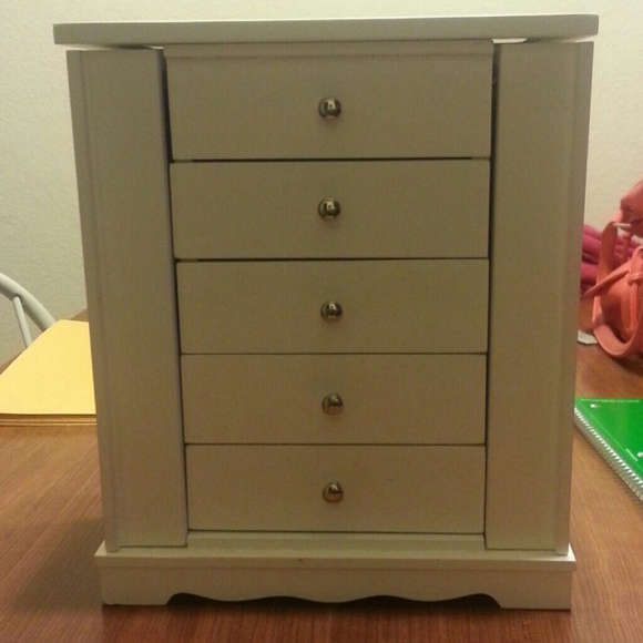 Jewelry box