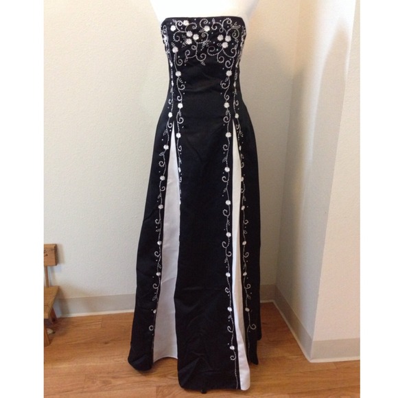 Elegant Formal Gown - Picture 1 of 3