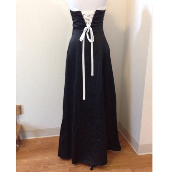 Elegant Formal Gown - Picture 2 of 3